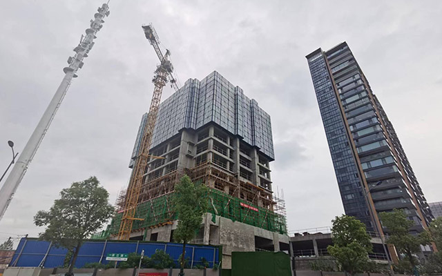 萬(wàn)科紫臺項目租賃我司塔吊用于項目建設